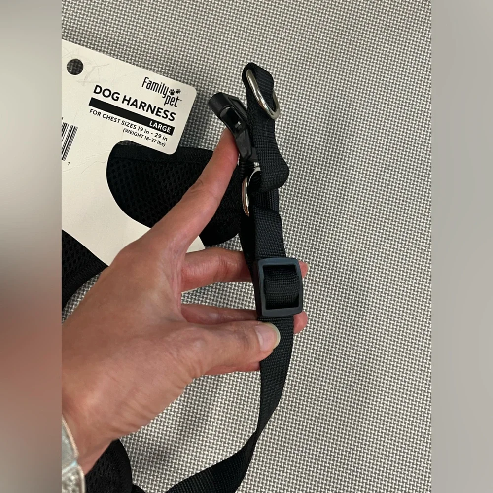 Breathable dog harness w/ adjustable straps. Lightweight, flexible. Size M-L NWT